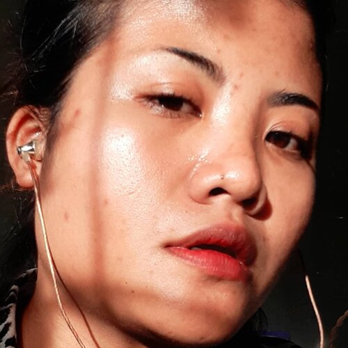 #makcurhat
Waktu itu pernah ada yg bilang begini "pengen rasanya liat Zhea (bella) tanpa makeup".
.
.
So ini sih wajah tanpa makeup aku. Sekarang sih udah berani bare face kemana-mana. Karena kulit yang udah rada baikkan. Dan ya keliatan lah dosa juga cuma dikit banget.
.
Sedikit cerita kemarin itu gara-gara stress, shock, dan trauma aku jadi gak karuan. Mulai dari badan, wajah, sampe emosi. Yang lebih parah adalah sampai gak haid selama hampir 3 bulan.
.
Menderita?? Banget gengs.
.
Bolak balik dokter, kontrol, dan banyak obat yang mesti diminum. Sedih sih. Karena ya mikir jangan-jangan aku kena sakit apa gitu.
.
Tapi ya Alhamdulillah sekarang aku lebih baik dan gak mesti bolak balik dokter plus minum obat. Dokter bilang sih katanya normal dengan badanku, gak ada masalah. Hanya karena stress yang terlalu di pendam jadi ya begitar.. jreng...
.
.
Sekarang banget im all fine gengs... Alhamdulillah banget.. Makasih Ya Allah, mamak, dede, ade, dan bear yang selalu mendukung. Hiks.. terharu aku tuh.
.
.
Anyway, jangan lupa untuk bahagia dan sehat selalu ya gengs... #SMOOCHIES
.
.
#clozetteid #beauty