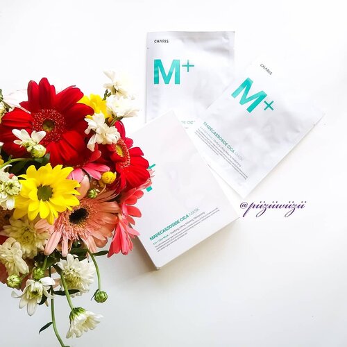 .
Yuhuu... Happy Eid Mubarak gengs....
.
Meski lebaran maskeran gak boleh kelewat.
.
Siapa disini yang cinta banget sama sheet mask?? 🙋🙋🙋 angkat tangan coba...
.
Sheet mask kali ini adalah Madecassoside Cica Mask. Yang merupakan 4 in 1 sheet mask dengan efek clarifying, lifting, relaxing, and moisturizing. Super duper convenient bukan??
.
Mengandung essence yang bertekstur creamy dan beda dari kebanyakan essence yang ada pada sheet mask dari brand lain.  Mengandung Centella Asiatica Leaf Extract, Madecassoside, dan Matricaria Leaf Extract yang Katanya mampu memperbaiki fungsi vital dari kulit kita lho.. Hmm... Tekstur creamnya sangat gentle dan sangat memoisturize kulit
.
Teruuuusss lembaran sheet masknya ini lumayan tebal nampak seperti lembaran tissue basah yang biasa di pakai untuk bayi. Terbilang lumayan fleksibel dan tidak kaku. Tapi untuk aku pribadi lembarannya lumayan tebal dan ukuran dari lubang untuk mata dll terbilang sangat kecil.
.
Butt this sheet mask is definetely worth to try. Pasti kepo dengan review ini kann.. Please kindly wait the review on my blog soon ya.
.
Dont forget to catch up the promo for this goodies. In the link down below or you can directly click the link in my bio.
.
https://hicharis.net/bellabellezhee
.
@charis_celeb 
@hicharis_official 
#charisceleb
#hicharis
#madecassosidecicamask .
#clozetteid #beauty #koreanskincare #sheetmask #bloggerreview