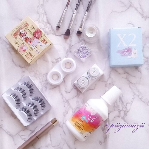 .
Yang suka pake softlens mana suaranyaa...🙋🙋🙋
.
Softlens kece dari X2 yang akan segera aku up di blog.. Wait2 ya hone bunny sweety
.
Tencu 
@x2softlens 
@bandungbeautyvlogger 
#bandungbeautyvlogger 
#1stgatheringbbv 
#clozetteid #beauty #clozetteco #flatlay #photography #flatlayenthusiast