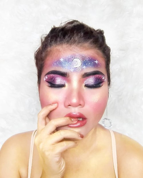 .
Don't tryna chase me! I'm too precious.
.
I put all my body in gold dust so i can be more precious for you.
.
#Clozetteid #beauty #BeautygoersID #beautybloggerindonesia #bloggermafia #galactic #makeup #motd #highlighter #onfleek #slay #slayqueen #fxmakeupart #fxmakeup #art