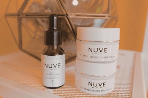 I've been used @nuveskincare for a month. And, I love the 3 in 1 Glowing Serum, because it makes my skin looks so glowing and healthier. 
Also, before I use Glowing Serum, I need to apply Glowing Bright Day Cream for daily use and Glowing Bright Night Cream every single night. •
•
•
#clozetteid #skincare #nuveskincare #beautybloggerindonesia #skincareroutine