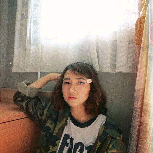 Trend jepit anak sekarang, yang teradaptasi dari gaya teh melly goeslaw tahun 90an. •
•
#clozetteid #vsco #lightroom #일상 #셀카