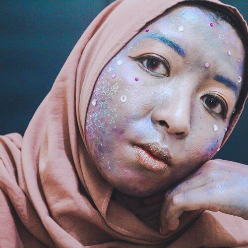 Niat hati look ini mau diikutin lomba, tapi ngga jadi karena merasa kurang. *Anaknya perfeksionis 🤣🤣 Dan karena dibuang sayang, yaudah upload aja ya, buat lomba ntar bikin lagii 🤓🤓.Products:🐚Eyeshadow @inezcosmetics Professional Color Pallete Eyeshadow🐚Eyeliner @purbasarimakeupid Daily Series Eyeliner Pen Shade Black🐚Mascara @silkygirl_id Big Eye Collagen Waterproof Mascara🐚Lipcream @rollover.reaction Shade Penny🐚Glitter @pinkbox_id Glitter Festival Wonderland + Diamond Glitter.#makeup #lightroom #clozetteid #beauty #makeup #beautybloggers #bbloggers #makeuplover #beautyjunkie #iheartmakeup #atomblogger #beautybloggerid #beautiesquad #beautybloggerindonesia #kbbvmember  #byrusydinat #mermaid #glitter #makeupcharacter #artmakeup