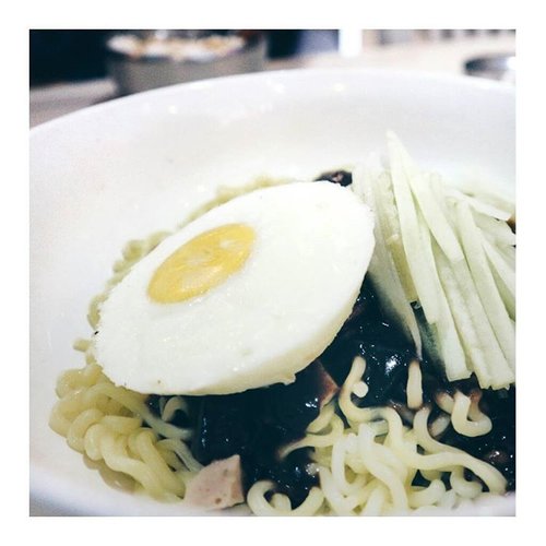 I get way too much happiness from good food - Elizabeth Olsen
.
🍝 Jjangmyeon
📍 Kimchi Resto
.
#jjangmyeon #koreanfood #foodporn #foodie #kulinersolo #clozetteid #ggrep #food