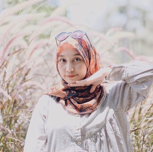 My #SELFPOTRAIT 🤪Gaya menopang dagu. Btw lagi pake scarf dari @pelangiasmara.id super cintaaa sama motifnya so classic 😍🤩.#clozetteid