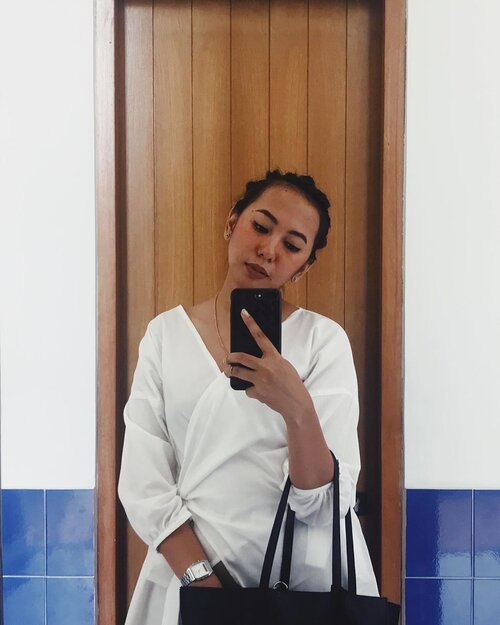 Mirror selfie yg harus di-post karena alisnya lagi lancip 😛
. 
#clozetteid