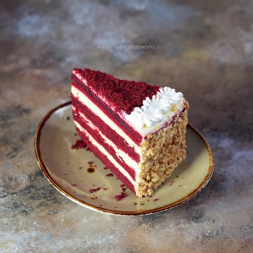 so far, ini Red Velvet Cake yang rasa (dan harganya 😝) cocok. i’m not into cakes but this one is so hard to ignore! of course by throwing those peanuts first. 😁.@uploadkompakan #uploadkompakan #uksehatgie  #kompakersbdg