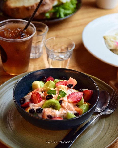 Sore-sore mendung makan Salad Buah, enak aja kan ya? 🤤@uploadkompakan #uploadkompakan #uksalad_Kq #kompakersbdg #salad #fruitsalad