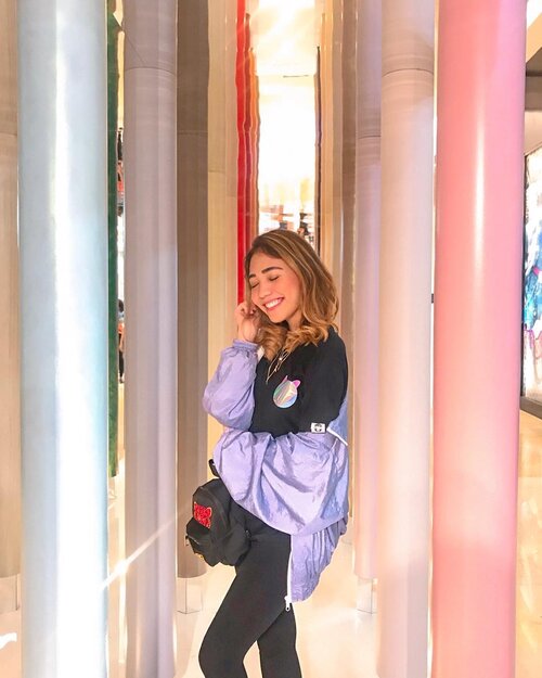 Tap tap 👀 
Kenzo backpack/slingbag/bumbag: @kalapbelanja.id 
Hologram tee: @haelum •
•
•
•
•
#ootd #ootdfashion #ootdfash #clozetteid #ootdguide #simpleootd #gracegirsangendorsement