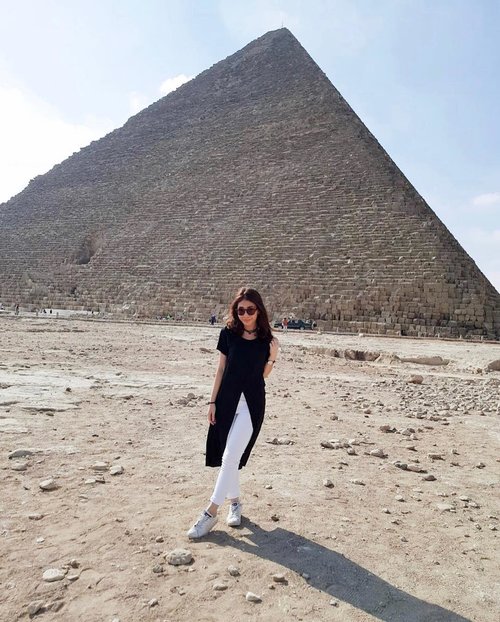 One of the seven wonders of the world; the Great Pyramid at Giza, Egypt✨
•
•
•
•
•
#travel #travelblogger #travelgram #clozetteid #gracegirsanggoesaroundtheworld #traveling #travelholic #egypt #pyramids #pyramidsofgiza