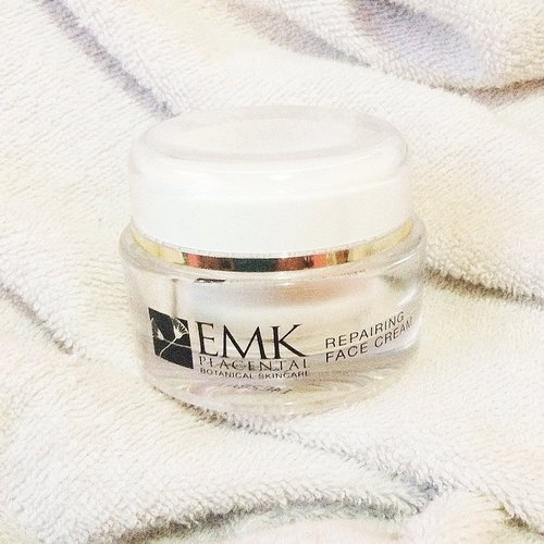 Its cold outside just take my emk face cream for more hidration #skincare #rainyday #clozetteid