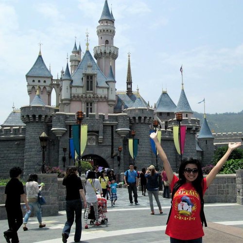 Seru-seruan di Disneyland Hong Kong! Super pede karena udah pakai Nivea tentunya  #NiveaConfideo