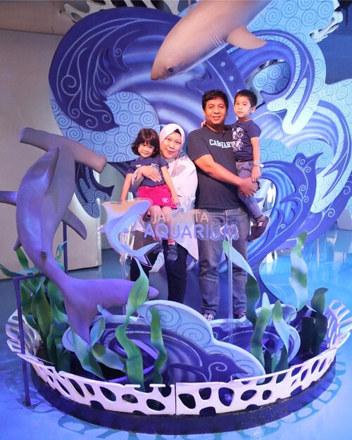 Happy Weekend Moms 🤚🏻Udah ada rencana kemana hari ini ?Kalau belum yuk ajak si kecil ke @jakartaaquarium di mall Neo Soho karena moms bisa bonding time dengan family juga mengedukasi buat si kecil ..Jakarta Aquarium ini Aquarium terbesar di jakarta yang berada di dalam mall , jadi tempatnya very cozy banget , si kecil bisa bereksplorasi berbagai jenis binatang laut , bahkan bisa memegang langsung seruuu banget kan 😍..Aqil dan Athaya very excited banget karena bisa melihat dan memegang langsung binatang laut yang ada disana yang biasanya cuma bisa lihat di TV dan buku saja . Mamah juga bisa manjain mata dan bisa buat tiktok ubur2 di depan ubur2nya langsung 😂🤣..Oh iya moms ada yang gak kalah seru si kecil bisa melihat Mermaid Show 😍 kombinasi antara cerita dongeng dengan penampilan mermaid jalan ceritanya juga seru banget  dan terasa seperti di kehidupan nyata. Untuk jam show nya beda-beda nih moms☘️Weekday: jam 1 dan jam 3☘️Weekend (sabtu-minggu) : jam 1 , 3 , dan 5 ..Jadi, tunggu apalagi moms buruan ajak si kecil kesini ya moms 🤗😘 @jakartaaquarium@oninfluencer#jakartaaquariumneosoho#jakartaaquarium #aquarium#clozetteid