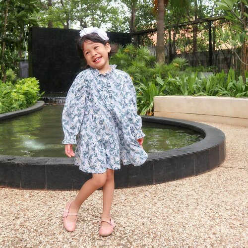 Happy Weekend All Friend 👋🏻Walau cuma jalan ke taman sore2, tapi tetep pengen tampil kece dengan dress winter serenity dari @gingersnapsindo warna biru dengan bahannya yang lembut jadi buat nyaman banget 😍#OOTDKids #ootdfashion #KidsOOTD #KidsStyle #GingersnapsIndo #clozetteid