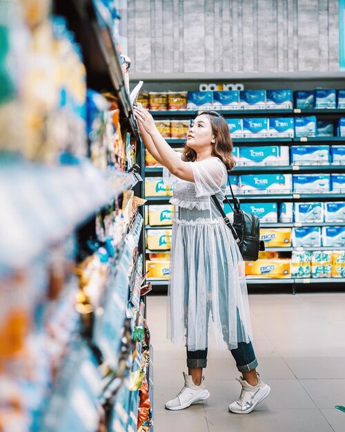 Guys kalian kalau ke supermarket paling suka bagian rak yang mana? Kalau aku, of course Snack! Soalnya ga tahan sama makanan apalagi ciki yg asin-asin wkwkwk .
.

Btw, i'm wearing tile dress from @berrybenka .
. 📸: @vincentzojoski 
#ootdlidya #ootd #outfits #fashion #outfitinspiration #style #outfitoftheday #clozetteid #outfitideas #meandberrybenka #berrybenkalook #dresstile #dress #whiteoutfit #tile