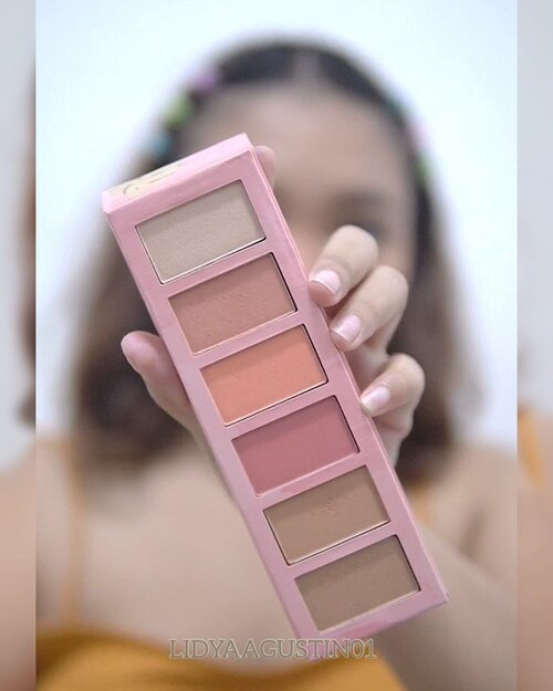 Face Palet harga 100ribuan ❗️ .

Kali ini aku mau review produk baru yaitu Hey Cheeks dari Essence Cosmetics @mybeautypediaid .

Essence Cosmetics merupakan brand makeup dari jerman dan no.1 di Eropa.

Essence menggunakan bahan-bahan vegan dan tidak menguji pada hewan.

Review : 
Hey cheeks pallete ini terdiri dari blush, bronzer, dan highlighter. Tapi warna warna nya juga bisa untuk eyeshadow menurutku. Lengkap pokoknya.. untuk pigmentasi lumayan bagus apalagi si highlighter nya. Bisa liat sendiri sangat blinding. Ku suka pilihan warna blush nya ada pink, mauve, dan orange. Untuk bronzernya di aku masih agak terlalu orange tp okelah dan semua mudah di blend nya. 
Price: Rp 118.000
Free 2in1 brush worth of Rp 55.000
Hnya di jual di @indonesiawatsons watsons online store
Buat yg mau beli bisa langsung ke link 
http://bit.ly/essence_heycheek .

Music: Point Blank
Musician: Not The King.👑 .
.
.

#motd #makeup #lidyamakeup #beauty #indobeautysquad #beautyenthusiast #makeuptutorial #facepalette #makeupvideos #videomakeup #clozetteid #makeupoftheday #beautybloggers #beautyvlogger #essence #essencecosmetics #heycheekspalette