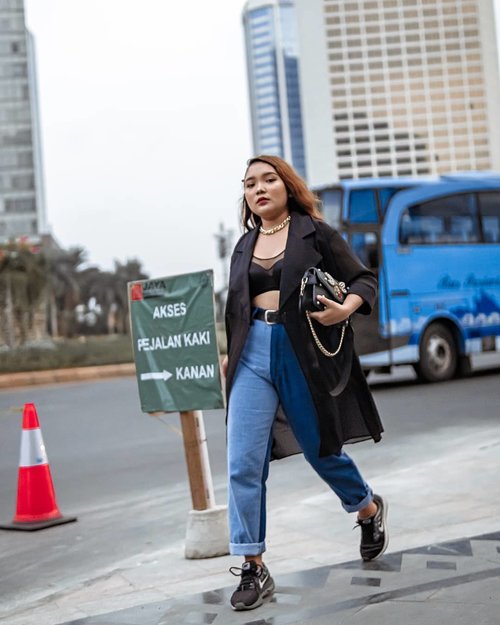 Strolling around Jakarta with Sacci Jeans from @jinzuofficial 💙 so comfy! .
.
.

#Wewearjinzu #ootdlidya #ootd #outfits #fashion #outfitinspiration #style #outfitoftheday #clozetteid #outfitideas #streetstyle #fashionstreet #ootdstreet #explorejakarta #jakartafashion