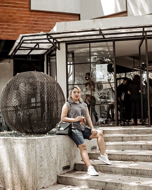 Foto yg nyelip di galeri.. throwback waktu ke malang. Turun bandara langsung ke coffee shop trus kaget ada coffee shop bagus tp harga minumannya jauh lebih murah dari Jakarta 😍

.
.
.

#ootdlidya #ootd #fashion #style #malang #exploremalang #clozetteid