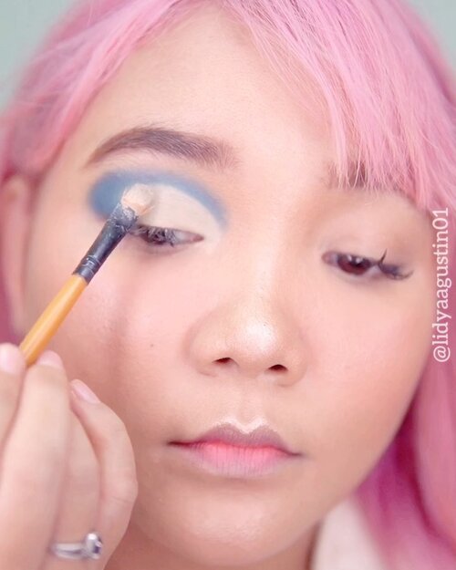 Blue eyes 💙 .
.

@thebalmid what’s the tea palette (ice tea) .

Focallure twilight .

#motd #lidyamakeup #makeuptutorial #blueeyeshadow #clozetteid #makeup #beauty #dirumahaja #stayathome #indobeautysquad #tampilcantik