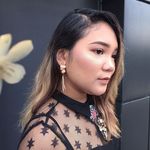 Don't compete with other women for someone's attention 💯 .

Foilla earing from @uringu_id .
.
.

#quoteoftheday #motd #lidyamakeup #accessories #beauty #beautyblogger #fashionblogger #clozetteid