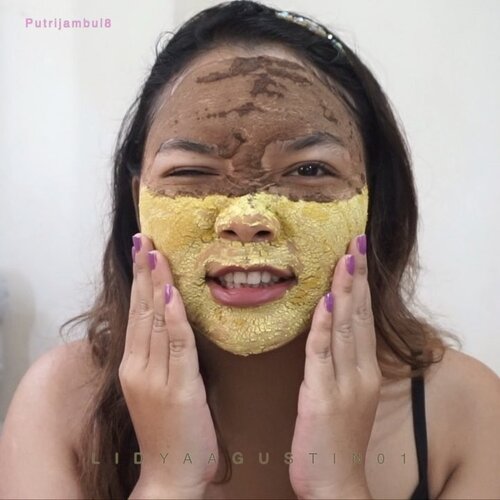 Pagi-Pagi maskeran yuk! .
.

Semenjak kenal masker organik dari @putrijambul8 ini aku jadi sering banget maskeran gak cuma malam hari.. karena, masker ini tuh terbuat dari bahan alami dan bebas kimia.. Seperti, masker jerawat yg aku pakai ini terbuat dari madu, kunyit, dan jeruk nipis jadi bisa mengatasi jerawat, komedo, mengurangi minyak berlebih, dan mengecilkan pori-pori. Serta kandungan susu didalamnya bisa meratakan warna kulit dan mencerahkan (ini sih uda terbukti di aku, abis pakai ini wajah aku jd kinclong dan bersinar) .

Lalu masker kedua yg aku pakai itu adalah masker Gizi. Ini unik bgt guys isinya ada beberapa kantong kecil bertuliskan nama nama hari senin-minggu, yg bisa dipakai setiap hari. Masker ini wangi parah!!!! Terbuat dari coklat dan kopi yg bisa menghilangkan noda hitam, bekas jerawat dan diperkaya vitamin E yg membuat wajah lebih cerah dan awet muda. Ini sih favorite aku banget !! .
.
.

#lidyareview #skincare #masker #mask #organic #maskerorganik #putrijambul8 #beautyenthusiast #beauty #beautybloger #clozetteid #beautysecret #perawatanwajah