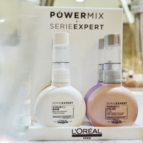 Aku baru aja cobain L'oreal Power Blow di Irwan Team Hairdesign Salon menggunakan produk terbaru @lorealpro yaitu Powermix. Powermix ini merupakan vitamin perawatan rambut yang terdiri dari tiga varian dan bisa kamu pilih sesuai jenis rambut. Ada Color AOX khusus untuk rambut diwarnai, Repair Lipidium untuk memperbaiki rambut yang rusak akibat servis kimia, dan Liss Prokeratin untuk rambut kasar dan sulit diatur. Karena rambutku masih ada bekas bleaching dan coloring, aku pakai Color AOX. .
.

Power blow ini adalah perpaduan blow dry sekaligus perawatan rambut. Setelah mencoba treatment ini, rambut aku terlihat berkilau, lembut, dan mudah diatur. .

Untuk harga nya sekitar 170 ribuan.. ini worth it banget dan kalian wajib cobain 😉 .
.
.

#powerblow #lorealproid #clozetteid #lidyareview #beauty #beautyblogger #beautyenthusiast #hair #irwanteamhairdesign #hairtreatment #blowdry