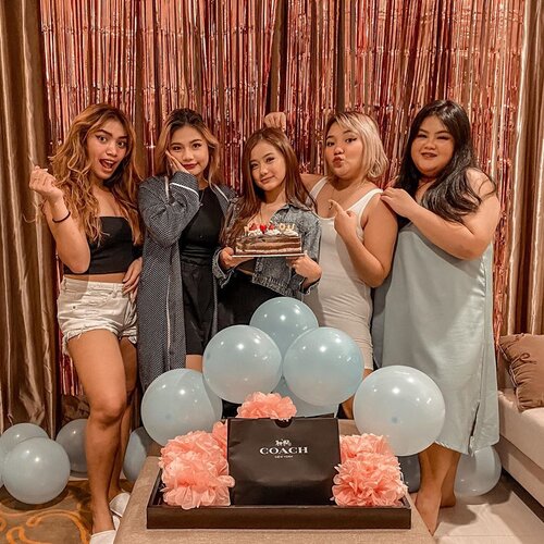 Happy birthday @makeupjesslyn 💖

.
.
.

#beauty #makeup #tiktok #clozetteid #birthdayparty