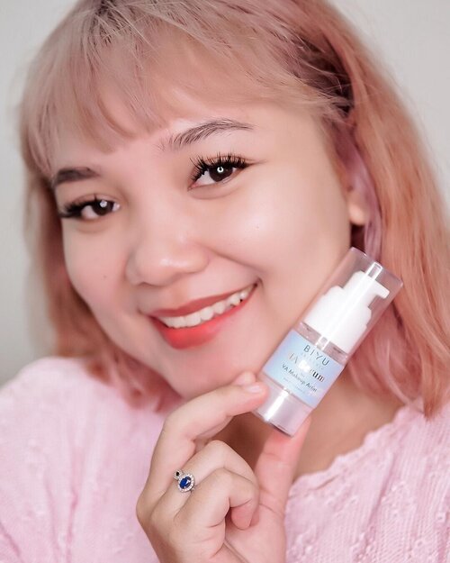 Guys! Akhirnya @biyuskin dan @Vamakeupartist baru aja mengeluarkan HA Serum. Btw, bahan utama serum ini adalah hyaluronic acid yang dapat melembabkan kulit dan Swertia Chirata Extract untuk meningkatkan regenerasi sel kulit.  Serum ini juga ada anti-wrinkle concentrate nya loh. 
FYI, HA serum bisa digunakan sebagai perawatan kulit dan juga primer makeup! Kalian juga bisa gunakan serum ini sendiri ataupun didampingi dengan moisturizer dan toner favorite kalian.

Setelah menggunakan @biyuskin HA serum secara rutin selama 1 minggu lebih, kulitku terasa lebih terhidrasi, halus dan kenyal. Rasanya jauh lebih sehat seperti megang kulit bayi. Hehehe.. Selain itu wajahku jg gak kusam dan warna kulitnya jd merata. 
Nah HA serum ini kandungannya aman untuk semua jenis kulit guys baik itu kering, berminyak, acne-prone, sensitif, serta aman untuk ibu hamil juga. 
Dan ada kabar gembira!! aku mau bagi-bagi 3 HA serum ini buat kalian cobain, caranya gampang banget!
1. follow @lidyaagustin01 dan @biyuskin 
2. Share postingan ini ke instastory kalian & mention 3 temen kalian (real account and real friends) 
3. comment “DONE” di bawah dan ceritakan skin concern kalian dan kenapa kalian mau memenangkan @biyuskin HA serum ini
4. periode giveaway sampai 30 April 2020 dan 3 pemenang akan mendapatkan BIYU HA serum
5. no fake/online shop account, dan satu akun hanya bisa mengikuti submission 1 BIYU influencer (kalau kalian join team aku, tidak boleh multiple submission yang lain ya)

Good Luck! 💗
.
Ps : Buat kalian yg mau beli produk @biyuskin HA serum ini bisa ke official shopee: biyuskin dengan harga Rp 139.000 .
.

#BIYUHASerum #JustBIYU #lidyareview #skincare #selfcare #clozetteid #indobeautysquad #beauty