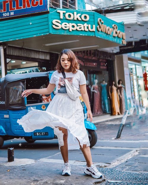 crowded background combine with all white outfit .
.
.

#ootdlidya #ootd #outfits #fashion #outfitinspiration #style #outfitoftheday #clozetteid #outfitideas #streetstyle #fashionstreet #ootdstreet #explorejakarta #jakartafashion