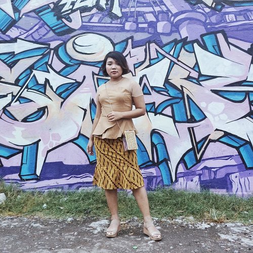 Background nya uda street style bgt eh bajunya tradisional 😂 gpp lah ya ga tahan pengen foto.. .
.
.

#ootd #outfitoftheday #fashionstyle #fashionenthusiast #clozetteid #streetstyle #graffiti #art #batik