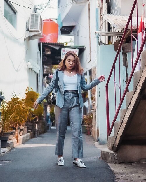 Suit style in the middle of Jakarta's alley .

Blazzer & pants : @id_theexecutive 
Tanktop: @cottononid
Flat shoes : @staccato_id 
Bag : @berrybenka .
.
.

#ootdlidya #ootd #outfits #fashion #outfitinspiration #style #outfitoftheday #clozetteid #outfitideas #streetstyle #fashionstreet #ootdstreet #explorejakarta #jakartafashion