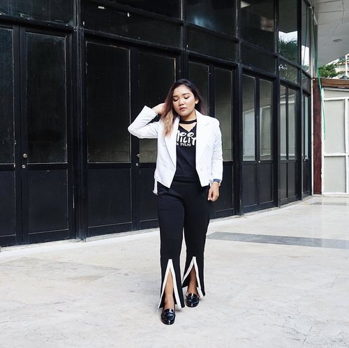 Match with background 🖤 .

White jacket from @berrybenka .
.
.

#ootd #vsco #berrybenka #meandberrybenka #berrybenkalook #outfitoftheday #fashion #fashionstyle #monochrome #monochromestyle #lookbook #lookbookindonesia #ootdindo #fashionblogger #fashionenthusiast #clozetteid