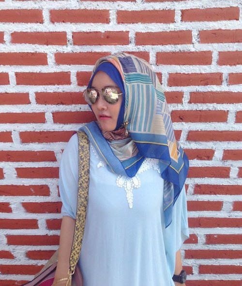 Nemu tembok lucu dikit langsung deh 📸

#ClozetteID #hijabootd