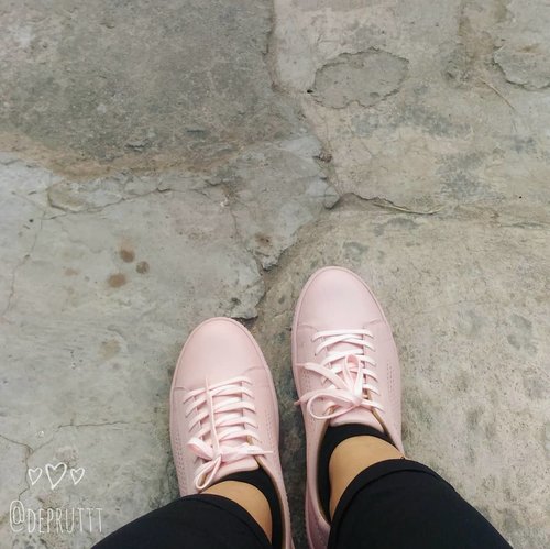 New Mood ❤
--
Inframe : Pink Sneakers by @adorableprojects --
#clozetteid