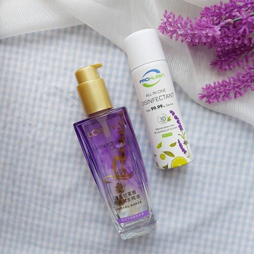 Produk aroma lavender yang wajib coba 💜Aku bukan big fans of lavender, tapi dua produk ini emang enak banget dan aku pakai buat sehari-hari.💜 L'Oreal Paris Extraordinary Oil Botanical Floral InfusionsHair oil dengan 3 varian: French Rose, Jasmine dan Lavender. Varian lavender ini untuk rambut normal ya. Kebetulan pilih ini karena rambutku normal dan emang paling cocok di seleraku ya wangi lavender ini. Selalu pakai hair oil ini setelah mandi, di ujung-ujung rambut supaya gak pecah-pecah rambutnya. Harganya emang lumayan pricey sih, tapi awet banget. Price range = IDR 99.000 - IDR 150.000. BPOM NA11181003051.💜 Pro Kleen All in One DisinfectantHm, iya tau ini bukan beauty product sih. Kemaren nyari disinfektan yang food grade buat nyemprotin plastik makanan delivery, ketemu lah si Pro Kleen ini. Rupanya selain food grade dia juga punya aroma lavender yang asyique banget. Seger, harum, dan kalo kena tangan ada dingin-dinginnya. Price: 100rb dapet 3*75ml. Nomer KEMENKES RI PKD 20502023664#meybeautyreview #clozetteid #indobeautyblogger #bloggerperempuan #femalebeautyblogger #indonesianfemalebloggers #bloggerceria