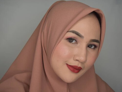 Tatapan wanita pelaker yang butuh naik gaji. *pelaker perebut lapangan kerja 🙈Btw ni aku pake lipstik terbaru dari @rubienabeauty . Dan nyicipin palette Juvias Place yang baru beli di @hype.batb pas Juvias diskon kemaren 😆Tungguin reviewnya ya bebquuuw 😘😘❤❤ Make Up Details:👩Complexion@peripera_official Peripera Airy Ink Cushion 02 Beige@wardahbeauty compact powder (lupa serinya) @makeoverid Blush on Palette@sleekmakeup Highlighter👁 Eyes@juviasplace Saharan Palette in Zoya+Fula@bunnylashes_id Bluebell@maxfactorindonesiaEyeliner💄Lips@rubienabeauty Lip n Cheek Cream#fotdibb #bbloggerid #indobeautygram #clozetteid #fdbeauty #indonesianbeautyblogger #BPers #bloggerceriaID #bloggerceria #bloggerperempuan #fotdibb #indonesianfemaleblogger #beautybloggerID #bblogger #bloggerjakarta #femalebeautyblogger #indonesianfemalebloggers #hijabblogger #hijabblog #bloggerhijab #hijabstyle