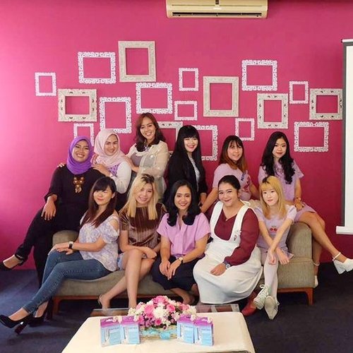 Beauty bloggers squad with Miss Tanti from @emtrix.kukucantik ❤❤ seneng banget kalo ketemu temen-temen blogger bisa ngerumpiin banyak hal mulai dari make up sampe gosip artis teranyar! 😆

#clozetteid #indonesianbeautyblogger #beautybloggerid #bbloggerid