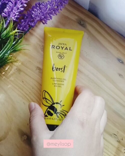 [REVIEW] Jafra Royal Jelly Boost Purifying Gel CleanserUntuk kulit normal/kombinasi/berminyak.BPOM NE34191200113HALAL MUISize: 125ml 4.2 flozPrice: Ask your direct Jafra beauty advisor 🥰Texture: Medium thick dengan bulir scrub halus, di aku cocok buat scrubbing tiap hari. Pertama kali nyobain produk JAFRA dan disponsored sama sepupu paling kece @titisha_ . Udah dua bulan lebih pakai ini tiap hari, dan so far so good cocok buat scrubbing tiap hari. Ukurannya mayan gede 125ml kayaknya bisa buat 3 bulan pemakaian nih 😆 #clozetteid #skincarereview #jafrareview