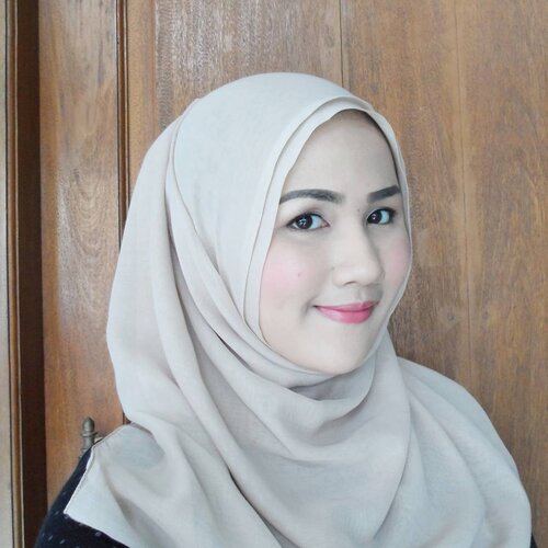 Jadi ceritanya, kemarin aku menemukan pengetahuan baru. Bahasa Indonesia-nya "SELFIE" = "SWAFOTO" !! Nampaknya istilah ini belum populer ya :( kalau begitu baiklah, keteguhan hatiku sudah mantap! Mulai hari ini aku akan lebih banyak menggunakan istilah "SWAFOTO"! Mana swafoto-mu hari ini?? #clozetteid #daily #swafoto