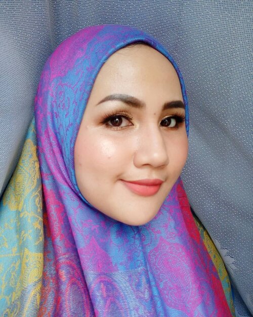 "Jam 11 kita townhall ya!" Oke fayn dandan dulu yang kece, jilbapan yang cakep. Tapi sebenernya mah masih pake daster ini~ the perks of WFH = kerja sambil pake daster 😆🤗 Make Up Details:
👩Complexion
@hicharis_official Nake Up Face
👁 Eyes
@maybelline The Nudes
💄Lips
@makeoverid Cliquematte Lip Stylo Jetsetter
.
.
#fotdibb #bbloggerid #indobeautygram #clozetteid #fdbeauty #indobeautyblogger #indonesianbeautyblogger #BPers #Beautiesquad #bloggerceriaID #bloggerceria #bloggerperempuan #fotdibb #indonesianfemaleblogger #beautybloggerID #bblogger #bloggerjakarta #femalebeautyblogger #indonesianfemalebloggers #hijabblogger #hijabblog #bloggerhijab #hijabstyle #hijaboutfit #hijabclubindo 
@indobeautyblogger @bloggerperempuan @femalebloggersid @bloggerceriaid