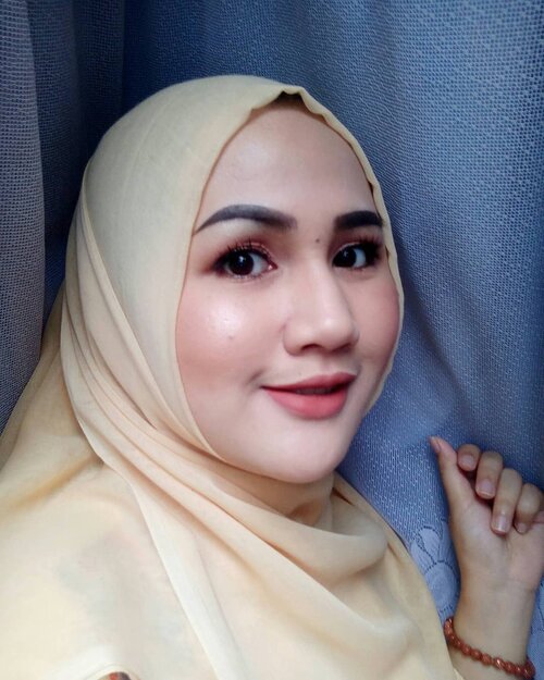 Pengen gitu kayak bloggers lain bikin Make Up Lebaran atau Eid Make Up. Apalah aku pagi-pagi pasti ribs nyiapin piring gelas sama anget-angetin sayur dan rendang. Tau-tau udah pengumuman sholat eid di masjid dan grasak grusuk mandi dan me'ap seadanya. Jadilah dandan full nya yang cakep tuh sehabis sholat 👌ada yang kayak gini juga gak sistuurr? Make Up Details:👩Complexion@eminacosmetics Pore Ranger@peripera_officialASMR Cushion@wardahbeauty compact powder@makeoverid blush on palette👁 Eyes@juviasplace Saharan Eyeshadow Palette@dollylash_id @maxfactorindonesiaEyeliner💄Lips@rubienabeauty Lip&Cheek Cream 02#fotdibb #bbloggerid #indobeautygram #clozetteid #fdbeauty #indonesianbeautyblogger #BPers #bloggerceriaID #bloggerceria #bloggerperempuan #fotdibb #indonesianfemaleblogger #beautybloggerID #bblogger #bloggerjakarta #femalebeautyblogger #indonesianfemalebloggers #hijabblogger #hijabblog #bloggerhijab #hijabstyle