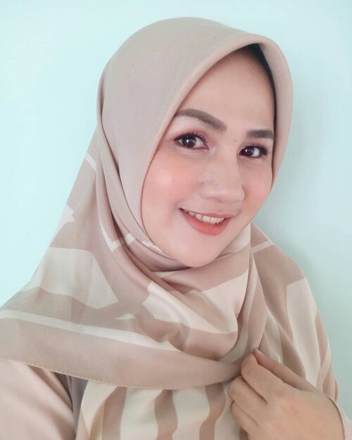 Tanggal segini tuh kadang suka kangen..... Sama gajian...Yha anggap saja ini "Make Up Kangen Gajian", jadi cecampuran make up lokal dan internasyenel. Make Up Details:👩Complexion👁 Eyes💄Lips#fotdibb #bbloggerid #indobeautygram #clozetteid #fdbeauty #indonesianbeautyblogger #BPers #Beautiesquad #bloggerceriaID #bloggerceria #bloggerperempuan #fotdibb #indonesianfemaleblogger #beautybloggerID #bblogger #bloggerjakarta #femalebeautyblogger #indonesianfemalebloggers #hijabblogger #hijabblog #bloggerhijab #hijabstyle