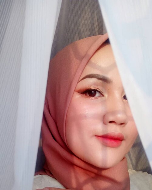 Ceritanya mau pamer punya virtrase baru~ Plus udah lama gak mainan makeup, yaudah yuk cuss mainan make up lagi.

All make up lokal gaes!

Make Up Details:
👩Complexion
@roseallday.co Foundation
@wardahbeauty Compact Powder
@makeoverid Palette Blush
👁 Eyes
@inezcosmetics Palette in Venice
@wardahbeauty EyeXpert Eyeliner
💄Lips
@rubienabeauty Lipcream

#fotdibb #bbloggerid #indobeautygram #clozetteid #fdbeauty #indobeautyblogger #indonesianbeautyblogger #BPers #Beautiesquad #bloggerceriaID #bloggerceria #bloggerperempuan #fotdibb #indonesianfemaleblogger #beautybloggerID #bblogger #bloggerjakarta #femalebeautyblogger #indonesianfemalebloggers #hijabblogger #hijabblog #bloggerhijab #hijabstyle #hijaboutfit #hijabclubindo 
@indobeautyblogger @bloggerperempuan @femalebloggersid @bloggerceriaid