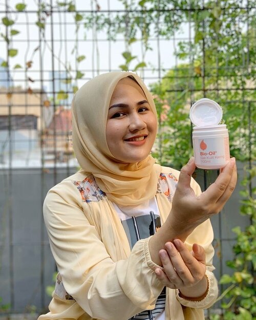 Udah baca review terbaru di www.meylisa.com ? Ada review @biooilidn Dry Skin Gel yang formulanya diciptakan khusus buat kamu yg berkulit super kering lho! ..Aku suka banget Bio Oil Dry Skin Gel ini soalnya suksess membantu mengurangi kulit kering di daerah tumit, ujung siku, dan kultikula ❤..#fotdibb #bbloggerid #indobeautygram #clozetteid #fdbeauty #indobeautyblogger #indonesianbeautyblogger #BPers #Beautiesquad #bloggerceriaID #bloggerceria #bloggerperempuan #fotdibb #indonesianfemaleblogger #beautybloggerID #bblogger #bloggerjakarta #femalebeautyblogger #indonesianfemalebloggers #hijabblogger #hijabblog #bloggerhijab #hijabstyle #hijaboutfit #hijabclubindo @indobeautyblogger @bloggerperempuan @femalebloggersid @bloggerceriaid @femaledailynetwork