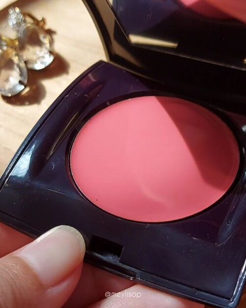 Dalam rangka nyobain Jafra Cream Blush yang sering banget di rave sama beauty blogger 🥰🥰Ternyata cream blush ini emang enaknyaa. Teksturnya creamy tapi tetep ringan. Aku pakai shade Cashmere Mauve. Nyobain kalau aplikasi pakai jari vs aplikasi pakai beauty blender. Ternyata ya emang lebih enak kalau pakai beauty blender.Packagingny ringan banget, gampang dibawa buat pergi-pergi. Pluss, ini bisa dipake buat bibir sama eyeshadow juga lho. Mantepp kaan 😆😆❤Jafra Long Wear Creme BlushShade Cashmere MauveHalal MUIBPOM NE 34161202116🎶 IU - Peach#meybeautyreview #clozetteid #indobeautyblogger #bloggerperempuan #femalebeautyblogger #indonesianfemalebloggers #bloggerceria #jafrareview