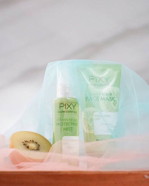 Happy Monday guys! Aku mau share sesuatu nih, baru tau sebenernya kalau Pixy ternyata ngeluarin skincare juga. Ini versi collab dengan Sayurbox. Ada dua versi, yaitu yang Kiwi dan Strawberry. Produknya Facemask sama Face Mist. Untuk series yang Kiwi ini lebih menekankan kepada proteksi terhadap polusi karena kandungan Kiwi-nya yang berperan besar sebagai antioksidan.

Facemasknya itu mengandung bulir scrub jadi lumayan enak banget dipakenya bikin kulit jadi lembut. Terus pas pake juga ga bikin kulit ketarik seperti masker clay pada umumnya. Sesudah cuci masker, terus bisa pake face mist-nya yang seger banget. Dia ternyata bisa juga loh berfungsi sebagai Hydrating Toner.

Di Shopee kemarin kaya lagi ada potongan gitu, misal facemistnya harusnya 31rb jadi 28.500. Facemasknya sekitar 31rb gitu. Affordable sih. :)  