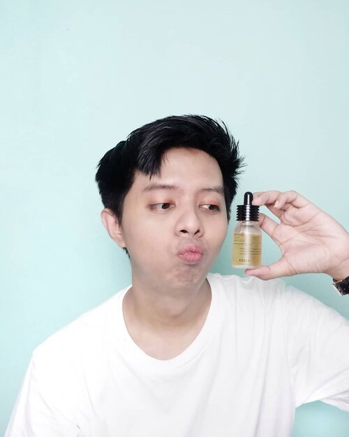 Aku mau share pengalaman aku menggunakan serum Cosrx yang Propolis Light Ampoule ini. Sudah hampir 3 minggu kayanya aku pakai serum ini. Ringan banget dari teksturnya, pas, ga terlalu cair dan ga terlalu kental. Jadi mudah meresap juga ke kulit. Dia waktu di aplikasiin ke kulit itu seperti licin, tapi ajaibnya ga bikin greasy atau lengket. Dengan kandungan utama propolis ini, dia bantu banget buat mengurangi bekas jerawat atau kalau ada red spot di wajah. Kalau ada jerawat kecil pun jadi lebih cepet kering. Bikin lembab juga di kulit. Suka banget. Cuma memang harganya agak lumayan ya Cosrx ini. Hehe.