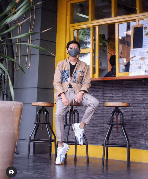 OOTD dengan sebuah outwear dari local brand Zaermerci. Baru tau belakangan ini semenjak muncul fitur Shops di Instagram. Liat-liat eh lucu juga kaya memadukan budaya Jepang dan Indonesia. Aksen batiknya pun modern. Gimana menurut kalian sama local brand sekarang ini? Inovasinya cukup membanggakan ya. 😁 #OOTD