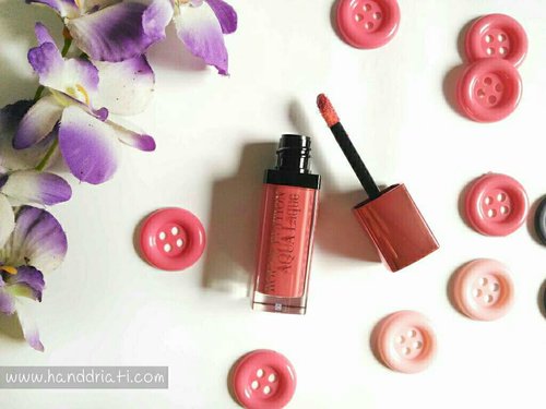 Finally, nyobain juga lipstik yang akhir-akhir ini lagi hype. Yang saya coba ini Bourjois Rouge Edition Aqua Laque, review detailnya bisa dilihat disini ya : http://www.handdriati.com/2015/12/review-bourjois-rouge-edition-aqua-laque-01-appechissant.html

#clozzeteid #bourjois #rougeedition #aqualaque #appechisant #lipstick #beautyblogger #beauty 