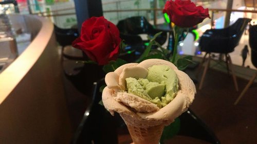When you can get rose & ice cream at the same time. Happiness level: overload!🌹🍦...#ifafoodjourney #giomiogelato #clozetteid#ggrepfoodie#gelatobandung ndung